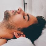 Wasserkissen und Entspannungstechniken gegen Nackensteife